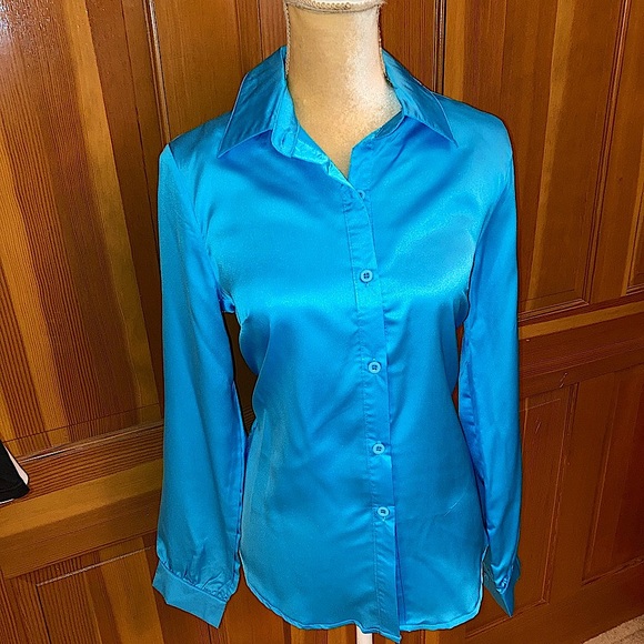 Caribbean BlueTwist Front Blouse - Picture 4 of 15